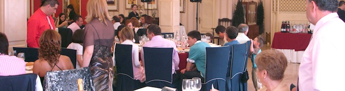 Gente levantada durante el banquete