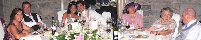 Mesa presidencial con los novios